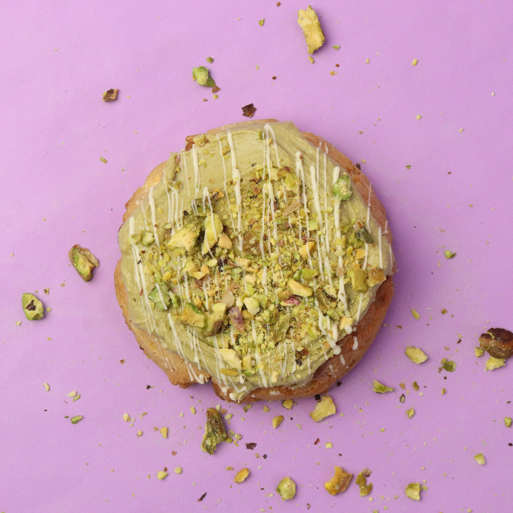 Pistachio cookie with white drizzle 
